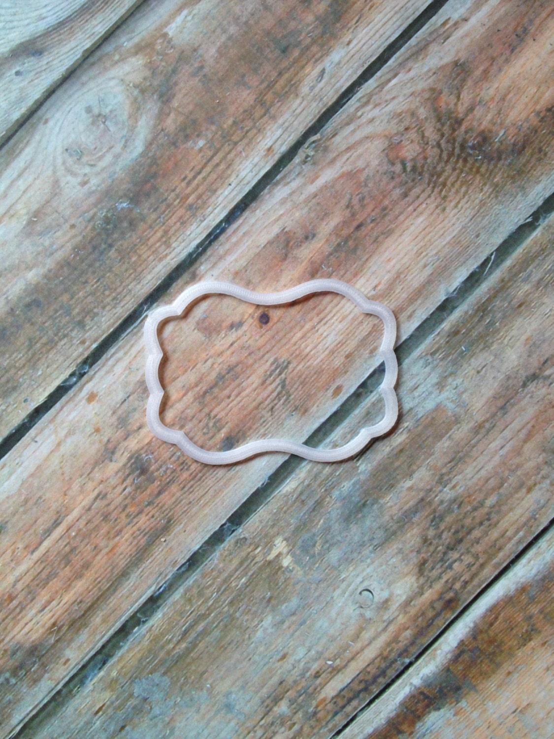 Lili Curvy Plaque Cookie Cutter - Sweetleigh 